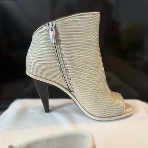 BRAND NEW Vince Camuto Cream Finndayas Peep-Toe Bootie - Picture 7 of 8